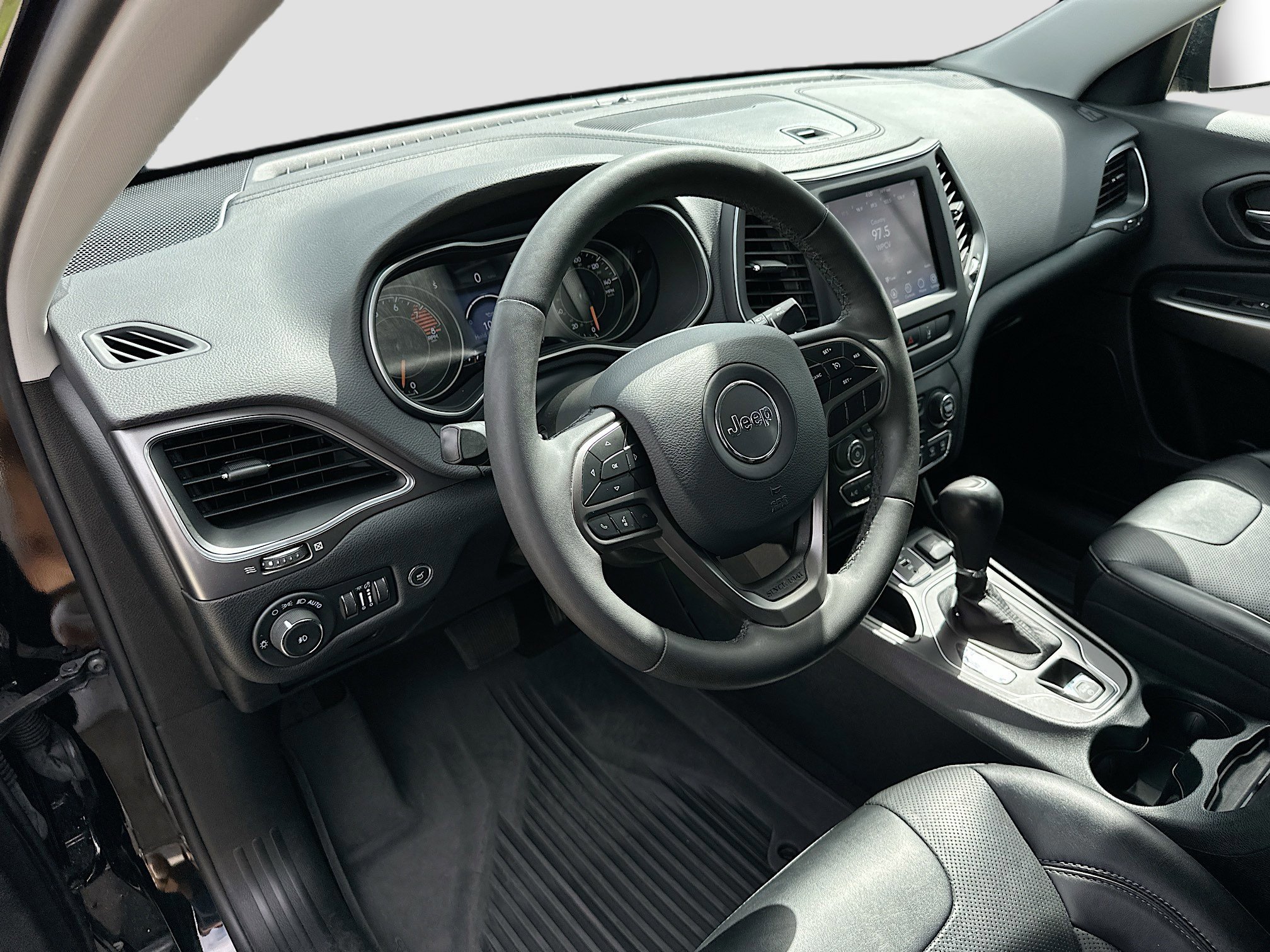 Used 2022 Jeep Cherokee Latitude Lux w/ Mopar Interior Package FWD image 9