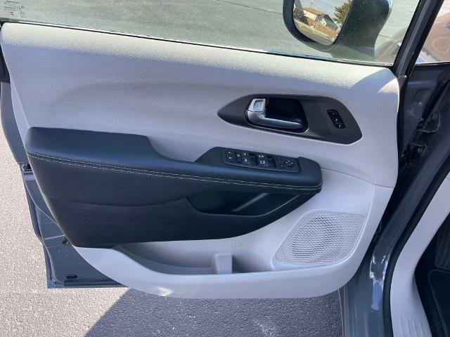 Used 2023 Chrysler Pacifica Touring-L image 12