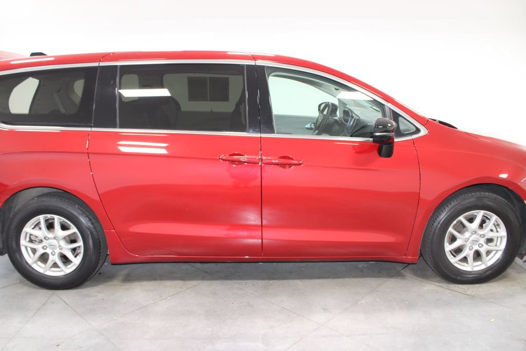 Used 2024 Chrysler Pacifica Touring-L FWD image 12