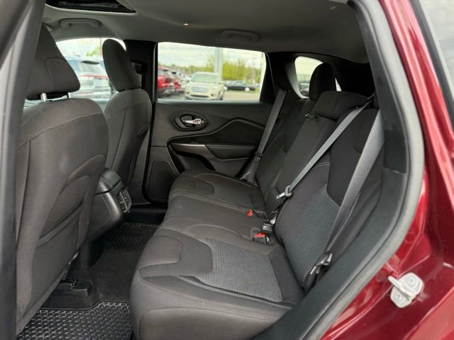 Used 2020 Jeep Cherokee Latitude w/ Cold Weather Group AWD/4WD image 12