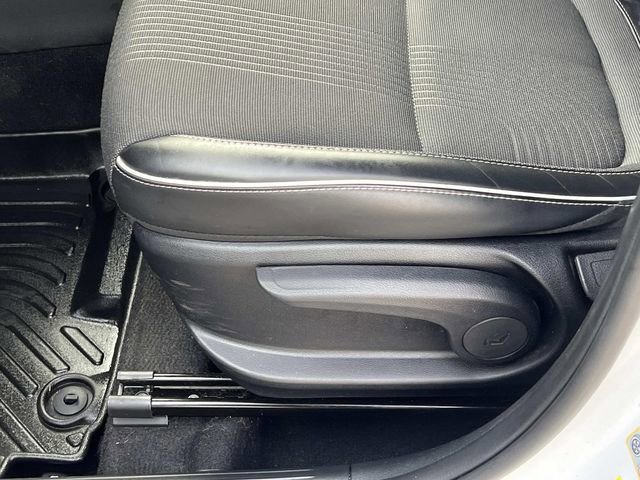 Used 2022 Hyundai Venue Limited image 17