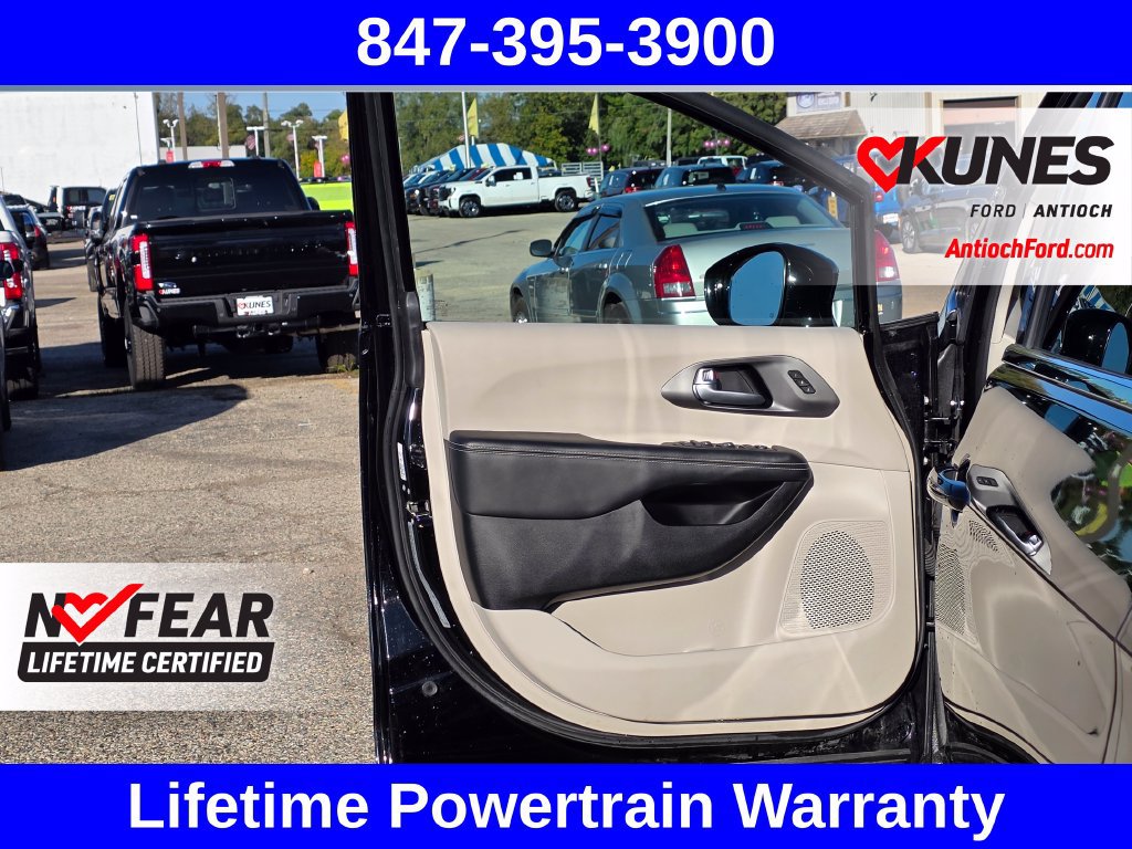 Used 2024 Chrysler Pacifica Touring-L FWD image 14