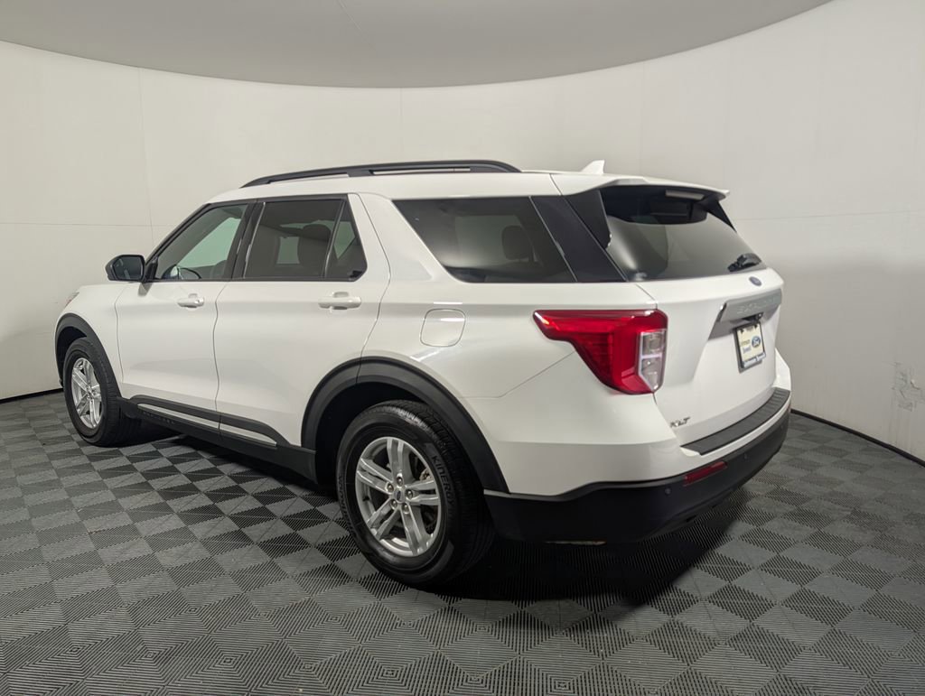 Certified 2022 Ford Explorer XLT image 3