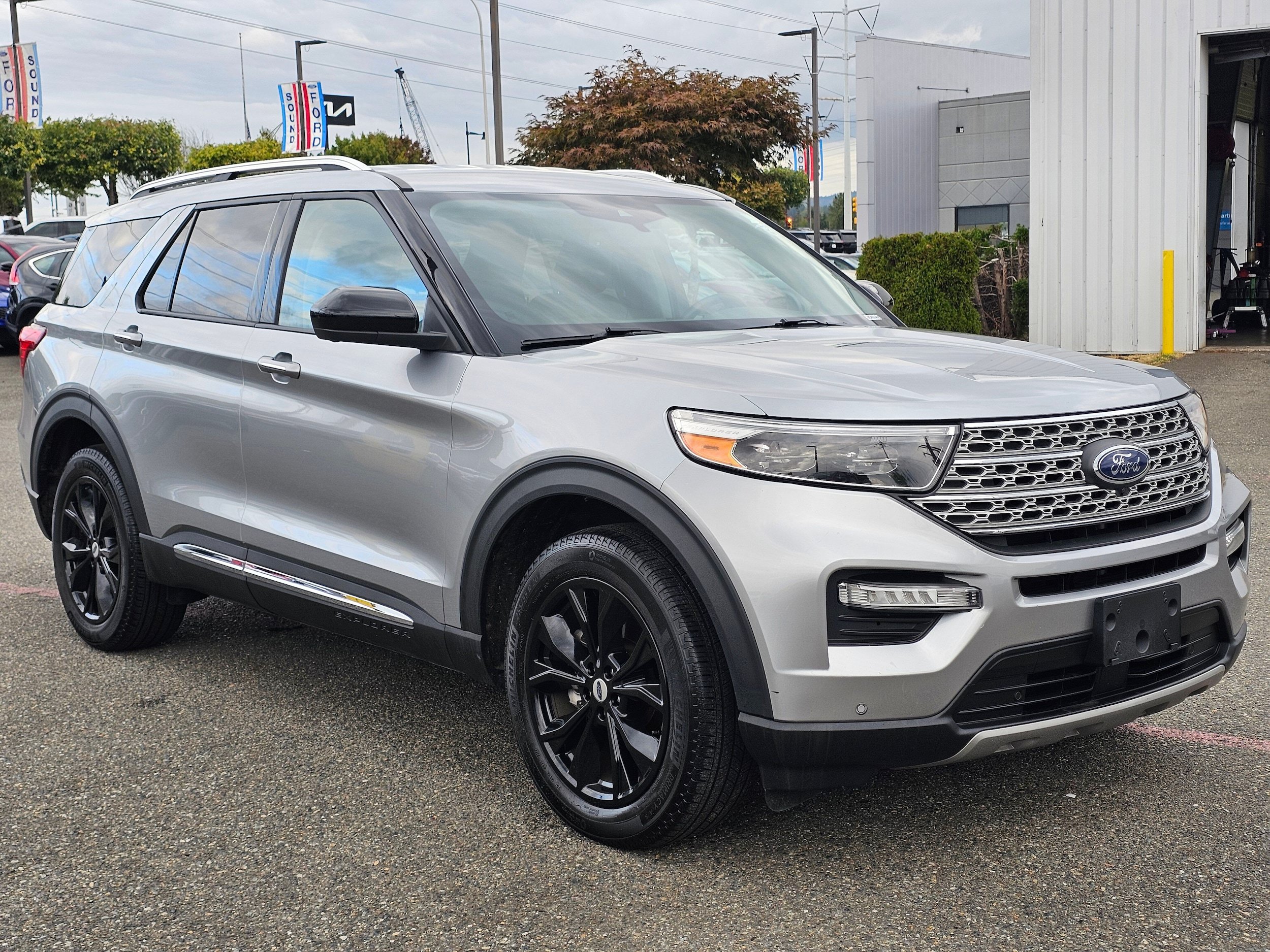 Certified 2023 Ford Explorer Limited AWD/4WD image 3