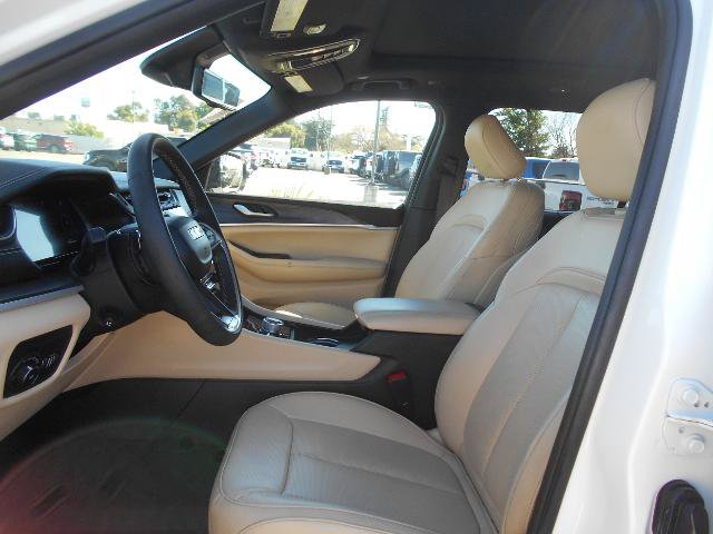 Used 2024 Jeep Grand Cherokee L Limited w/ Luxury Tech Group II AWD/4WD image 3