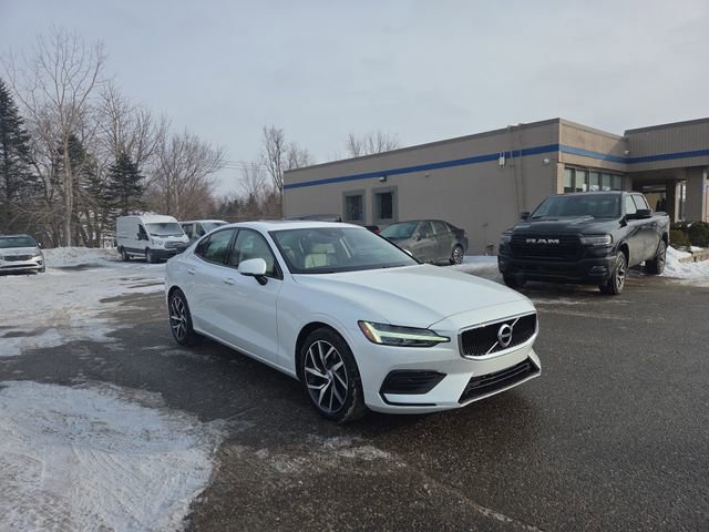 Used 2019 Volvo S60 T5 Momentum w/ Premium Package image 2