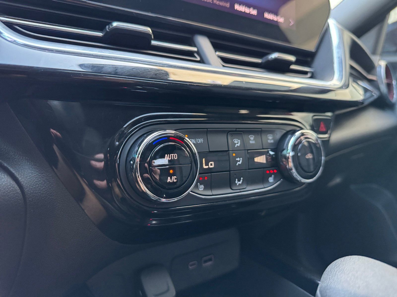 Used 2024 Chevrolet Trax RS w/ Sunroof Package image 23