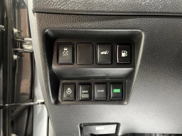 Used 2018 Nissan Rogue SV w/ Sun & Sound Touring Package image 18