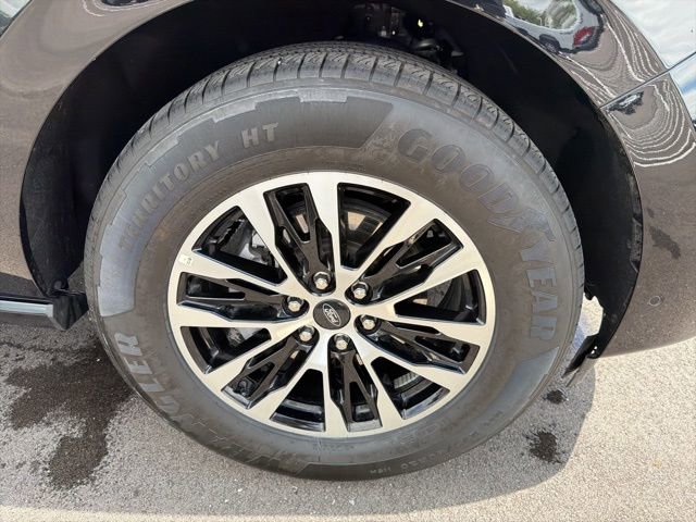 Certified 2025 Ford Expedition Platinum AWD/4WD image 4