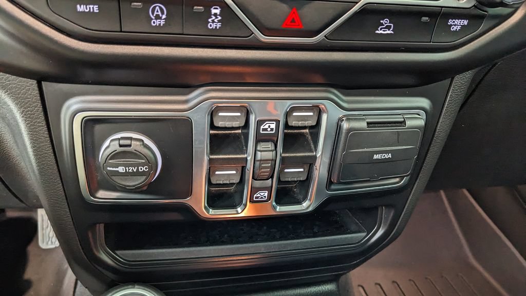Used 2022 Jeep Gladiator Overland w/ Dual Top Group AWD/4WD image 30