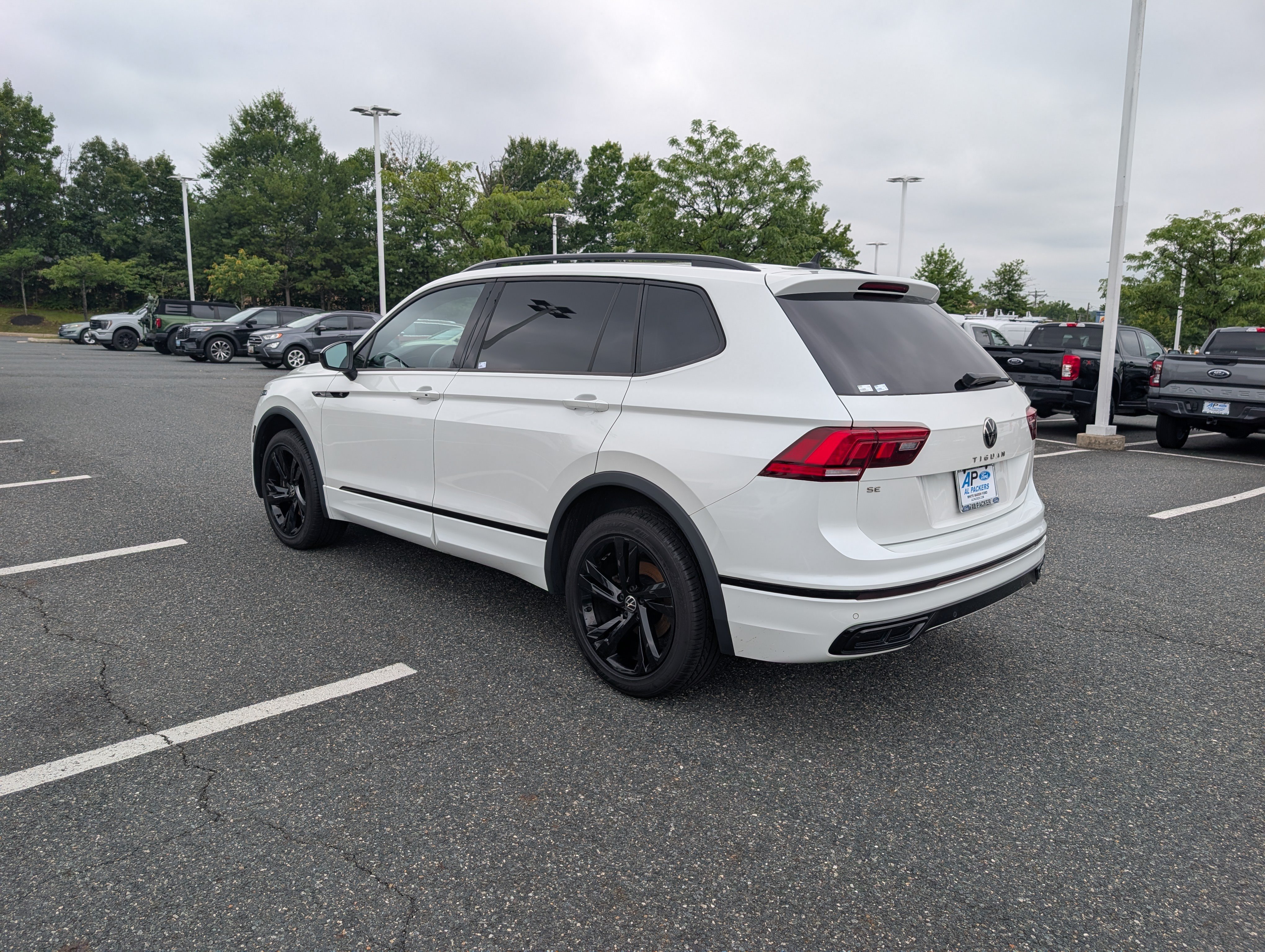 Used 2023 Volkswagen Tiguan SE R-Line FWD image 5