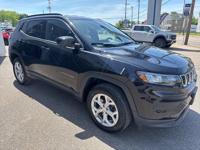 Used 2024 Jeep Compass Latitude w/ Convenience Group AWD/4WD image 4