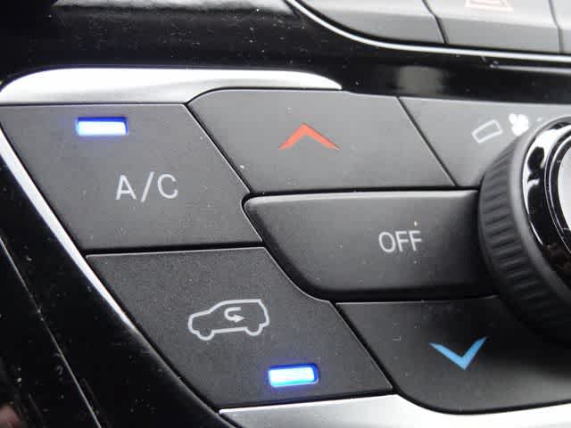 Used 2023 Chrysler Pacifica Touring-L FWD image 37