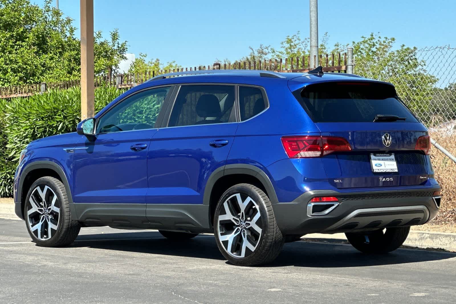 Used 2022 Volkswagen Taos SEL image 3