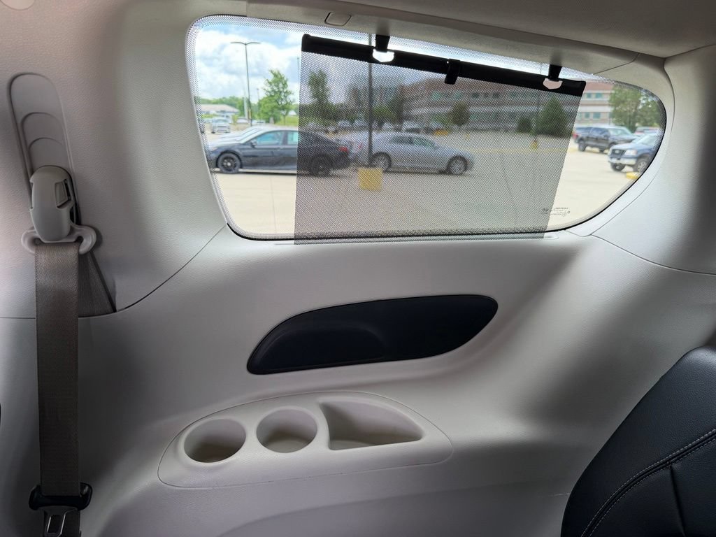 Used 2022 Chrysler Pacifica Touring-L FWD image 45