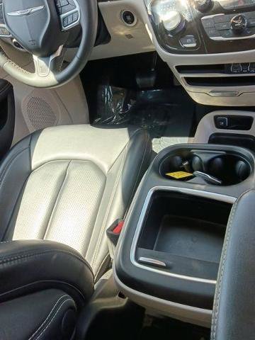 Used 2023 Chrysler Pacifica Touring-L FWD image 15
