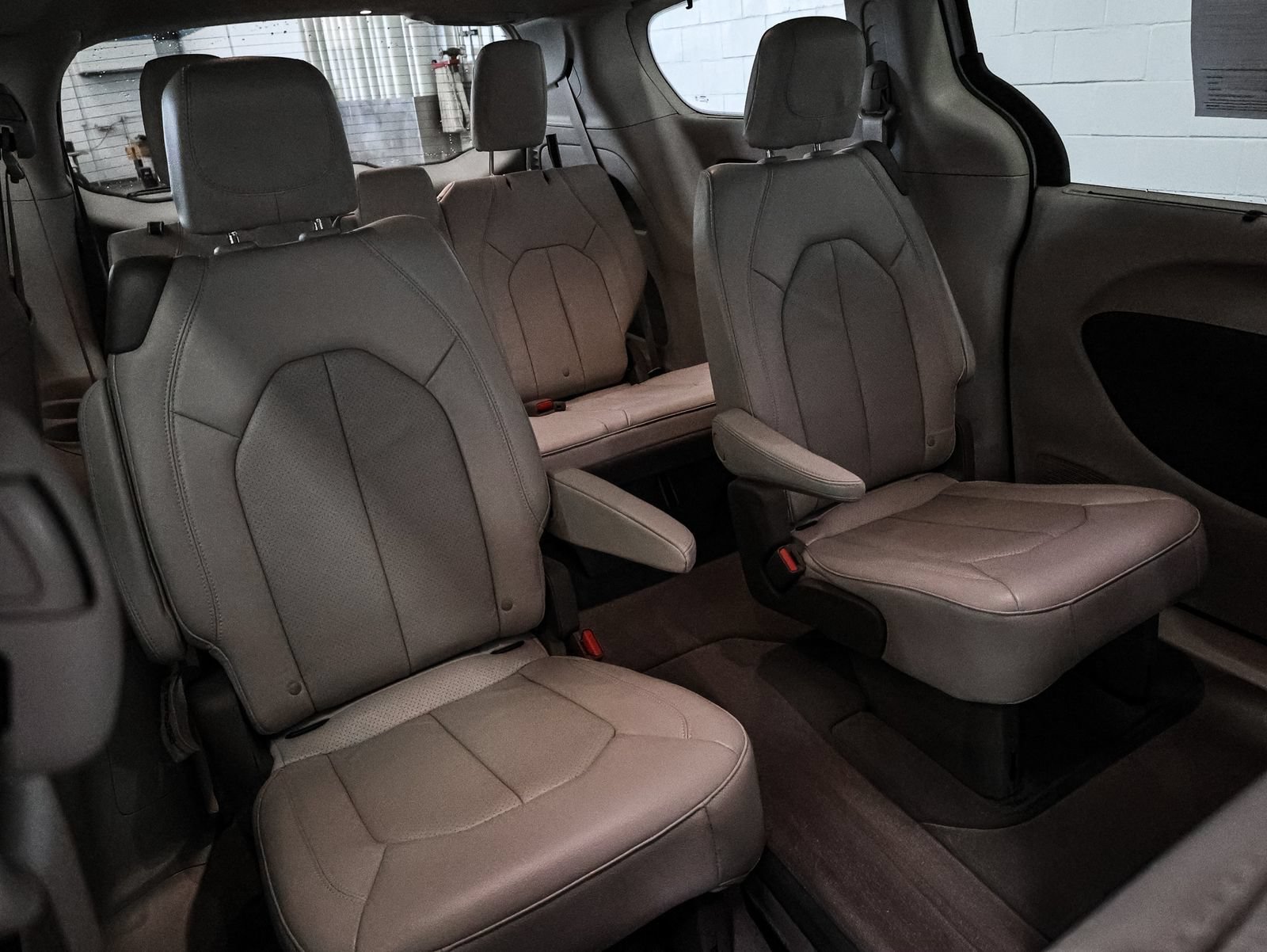 Used 2021 Chrysler Pacifica Touring-L FWD image 22