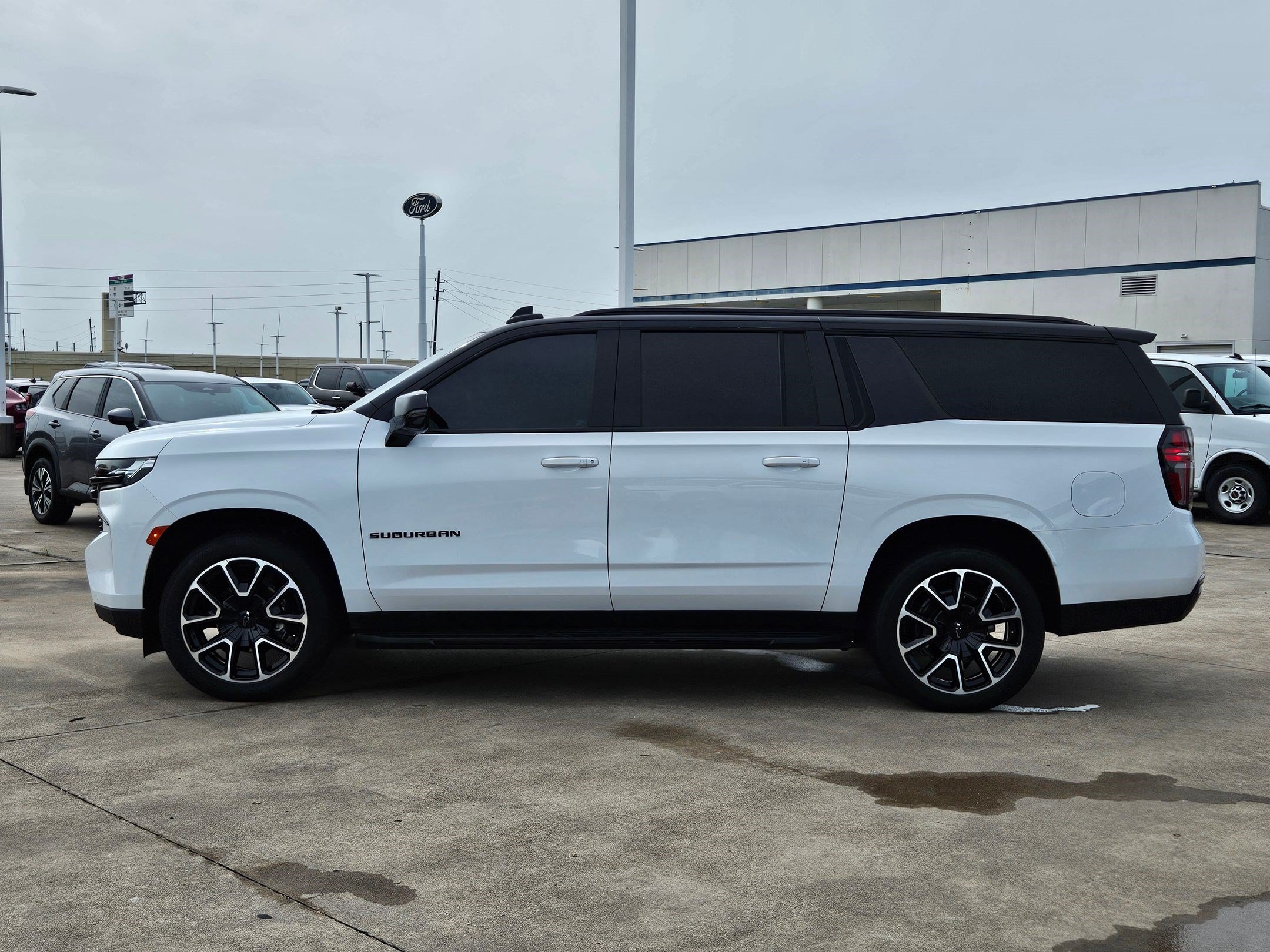 Used 2024 Chevrolet Suburban RST w/ Luxury Package AWD/4WD image 9