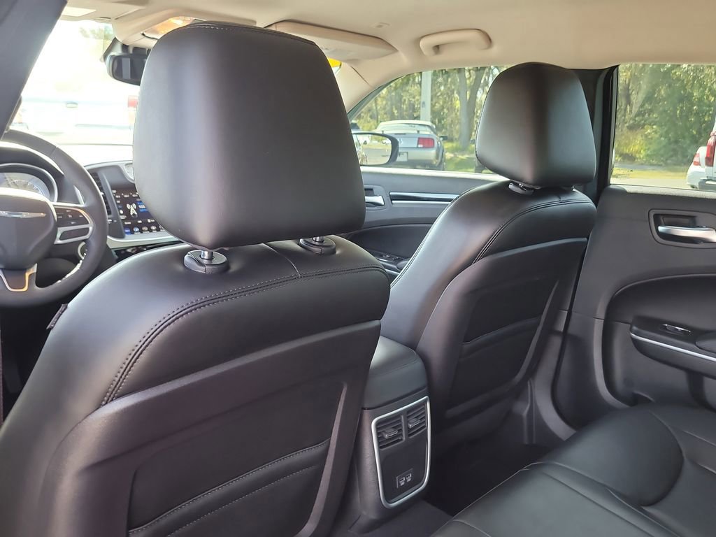Used 2023 Chrysler 300 Touring L image 10