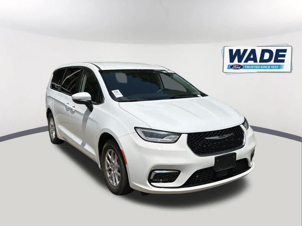 Used 2023 Chrysler Pacifica Touring-L FWD image 3
