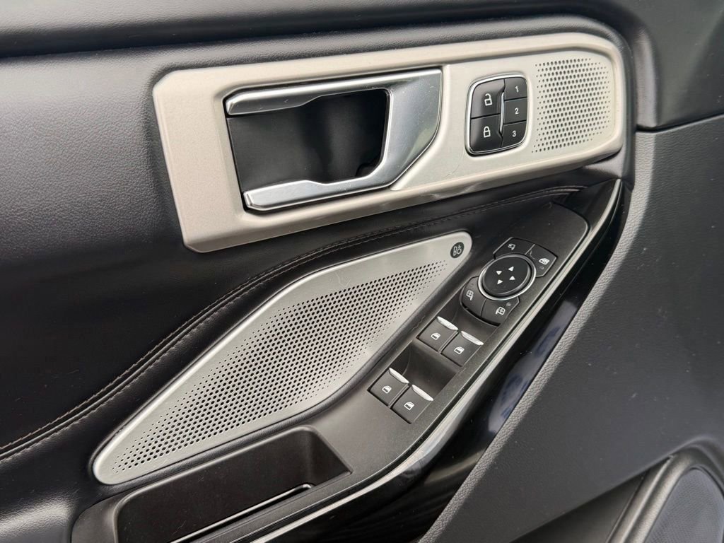 Certified 2021 Ford Explorer Platinum w/ Equipment Group 601A image 13