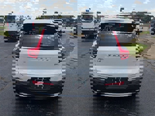 Used 2023 Volvo XC40 B5 Core image 4