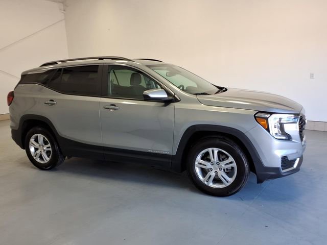 Used 2024 GMC Terrain SLE w/ Driver Convenience Package FWD image 2