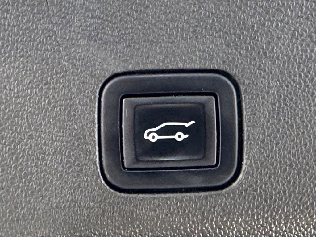 Used 2022 Chevrolet Tahoe Z71 w/ Luxury Package image 14