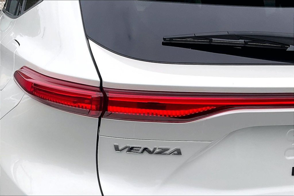 Used 2022 Toyota Venza XLE AWD/4WD image 29