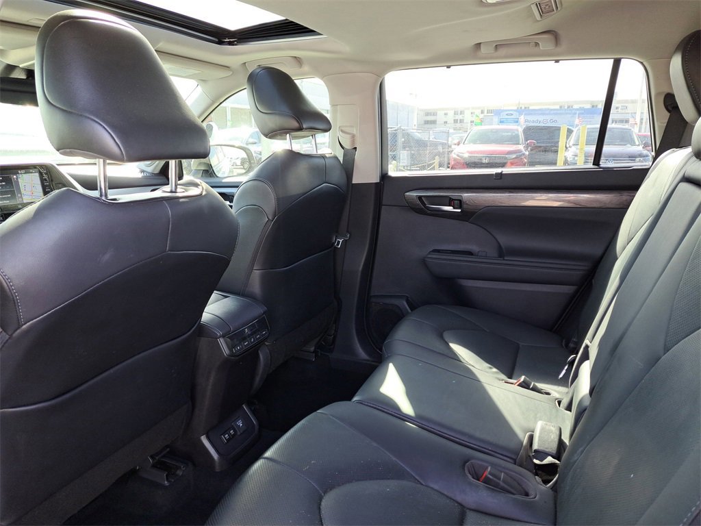 Used 2021 Toyota Highlander Limited image 6