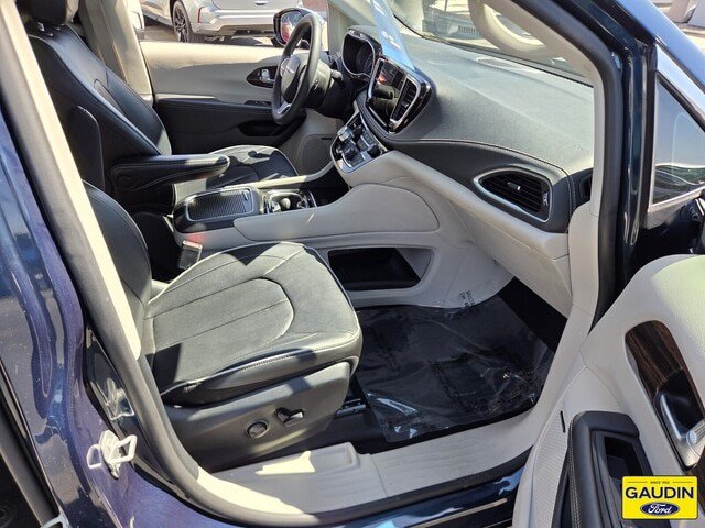 Used 2023 Chrysler Pacifica Limited w/ Uconnect Theater Family Group AWD/4WD image 17