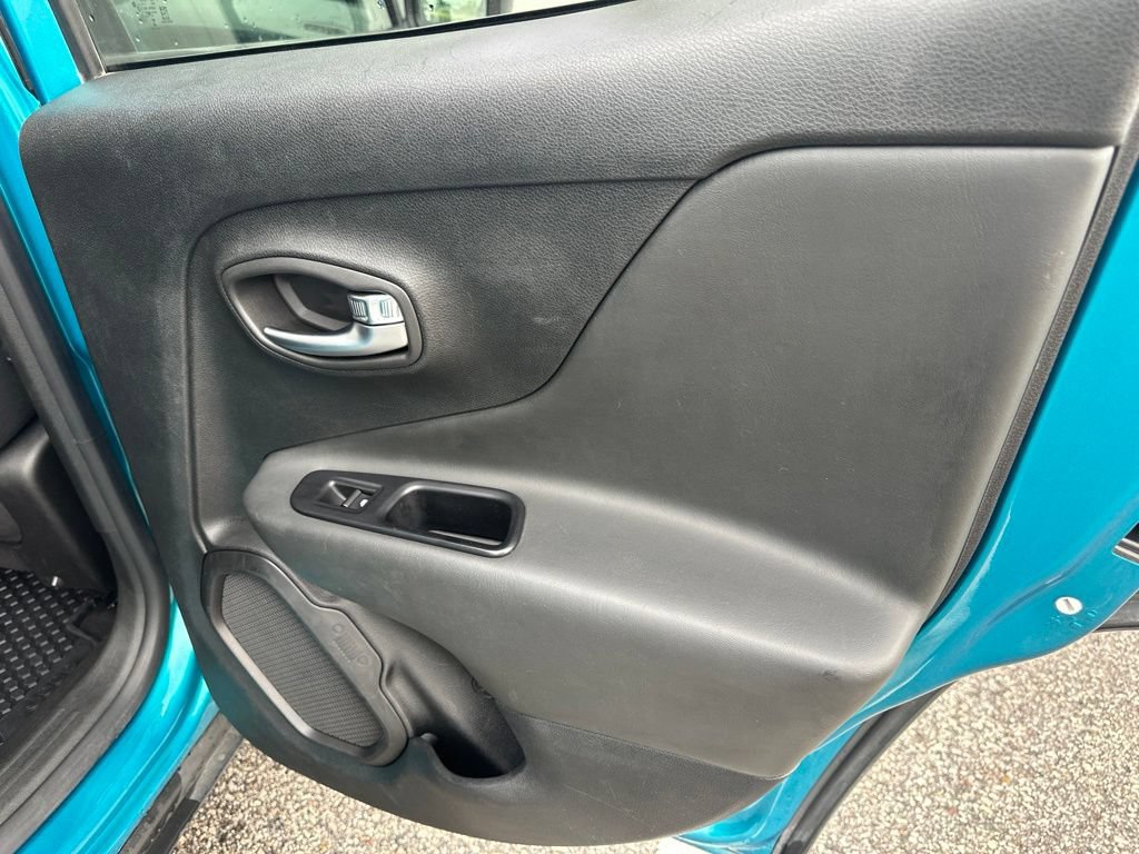 Used 2022 Jeep Renegade Latitude AWD/4WD image 26
