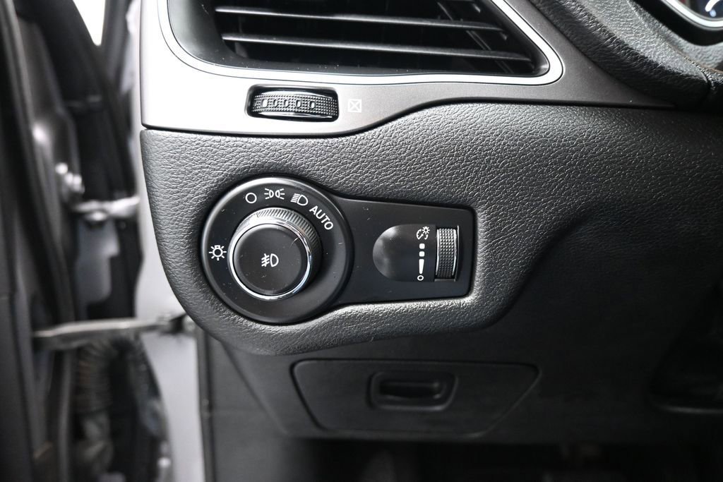 Used 2019 Jeep Cherokee Latitude w/ Popular Appearance Group AWD/4WD image 12