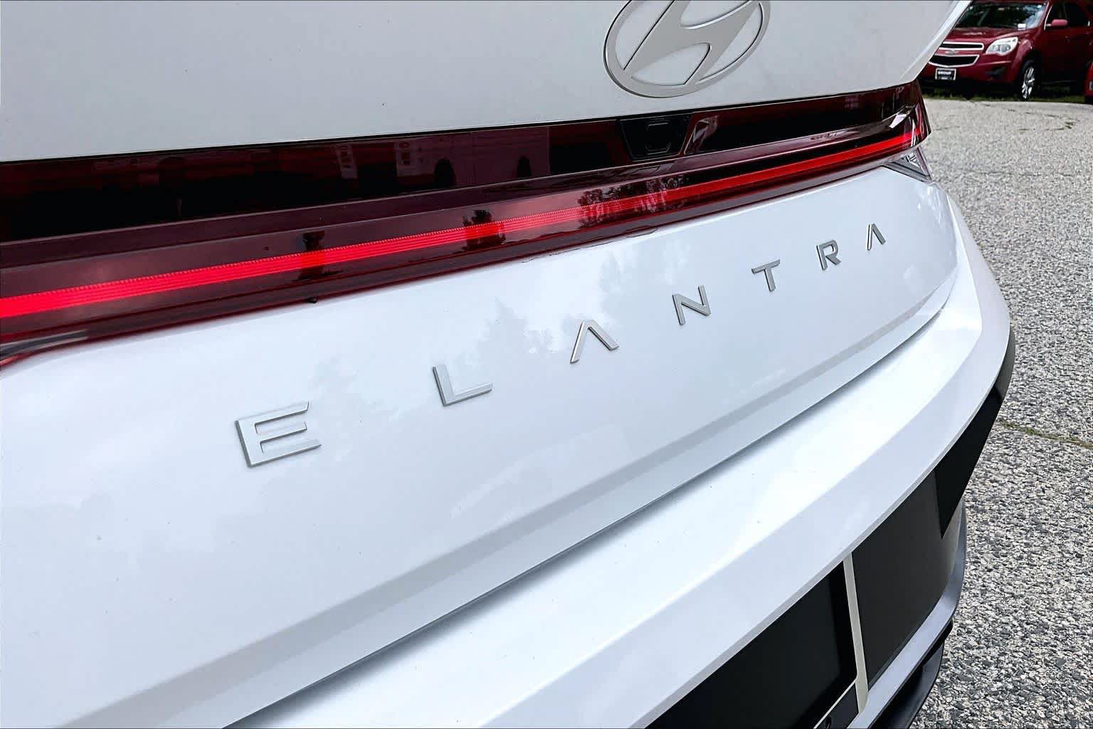 Used 2024 Hyundai Elantra SEL w/ Convenience Package FWD image 10