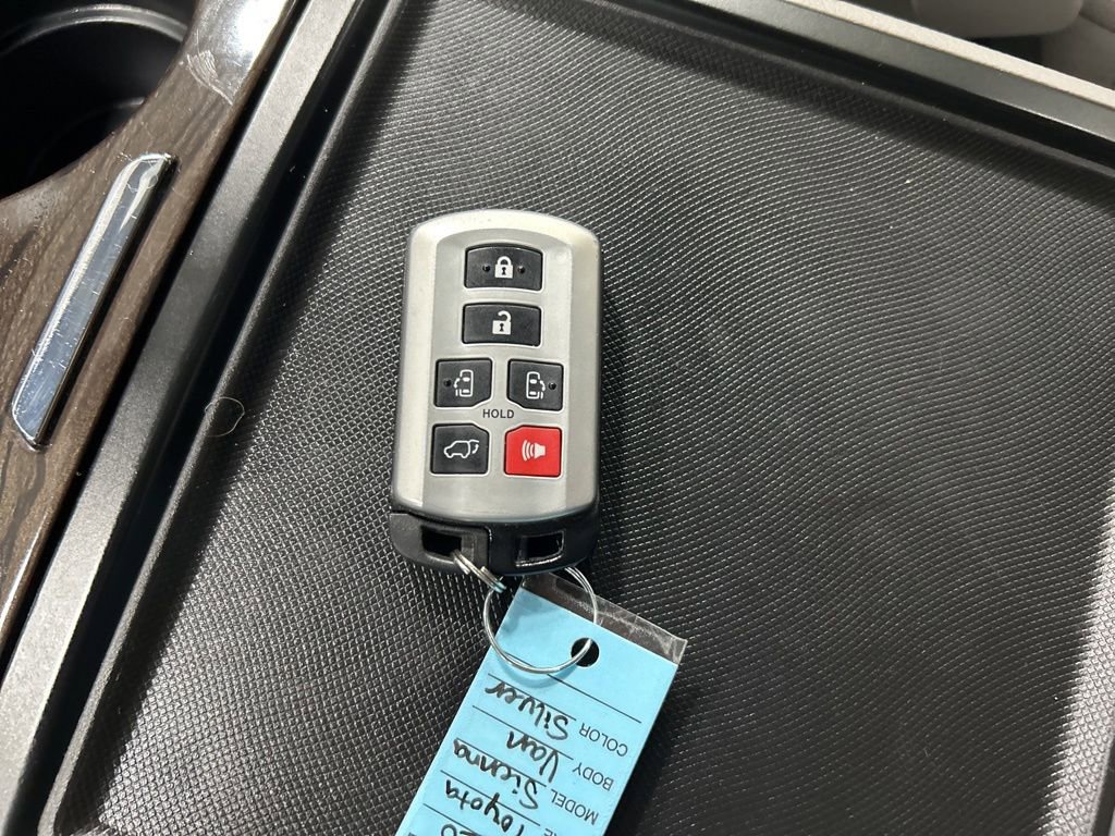 Used 2020 Toyota Sienna XLE FWD image 25