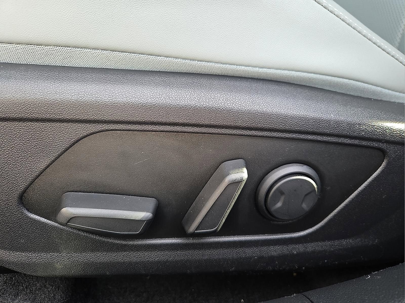 Used 2025 Hyundai Elantra Limited w/ Cargo Package FWD image 14