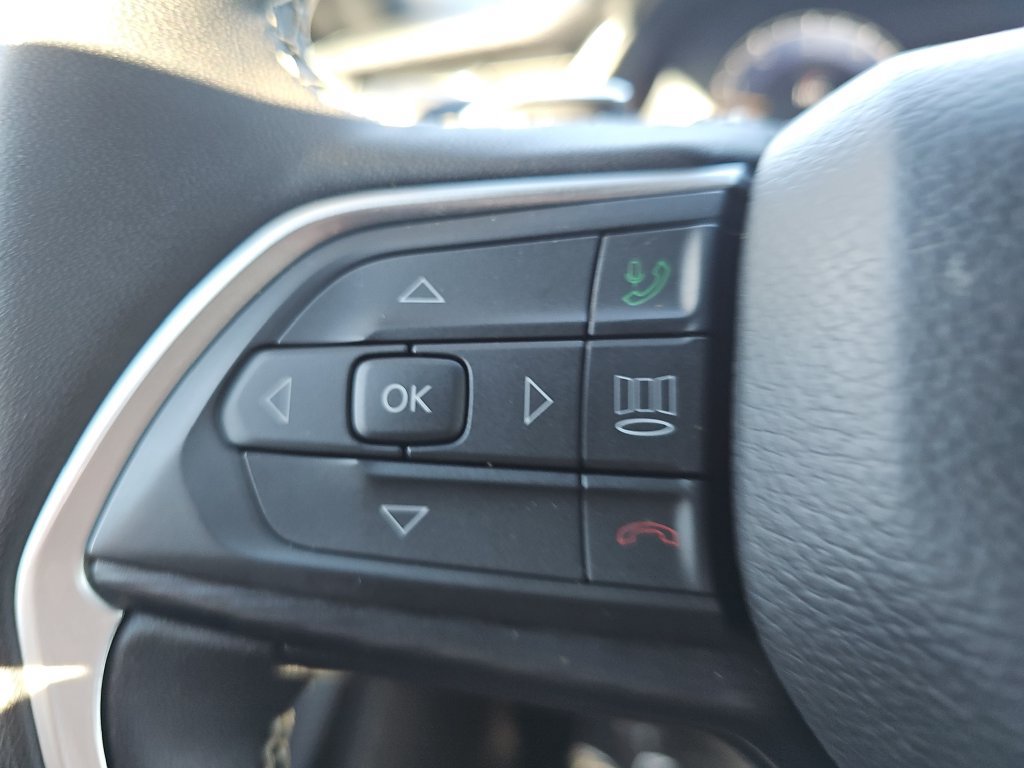 Used 2025 Jeep Grand Cherokee Altitude AWD/4WD image 17