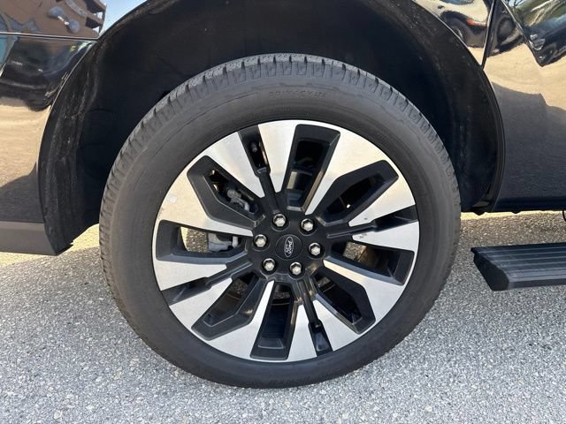 Certified 2025 Ford Expedition Max Platinum w/ Driver's Package AWD/4WD image 16
