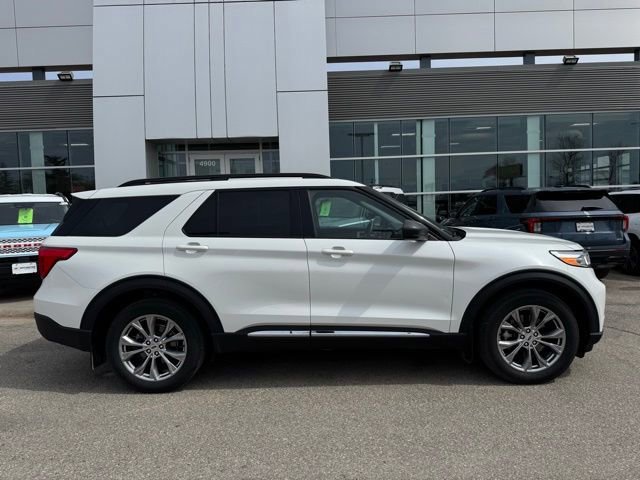 Certified 2022 Ford Explorer XLT w/ Equipment Group 202A AWD/4WD image 3