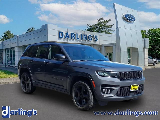 Used 2022 Jeep Grand Cherokee Altitude AWD/4WD image 3