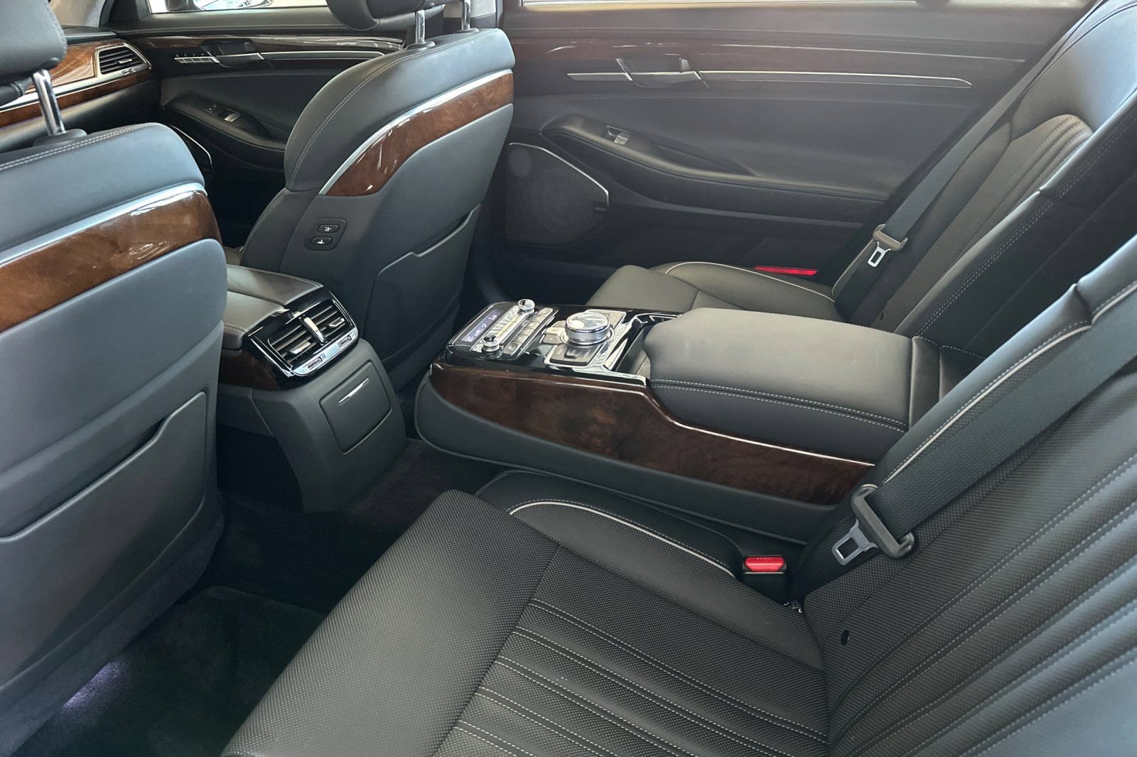 Used 2019 Genesis G90 3.3T Premium RWD image 14