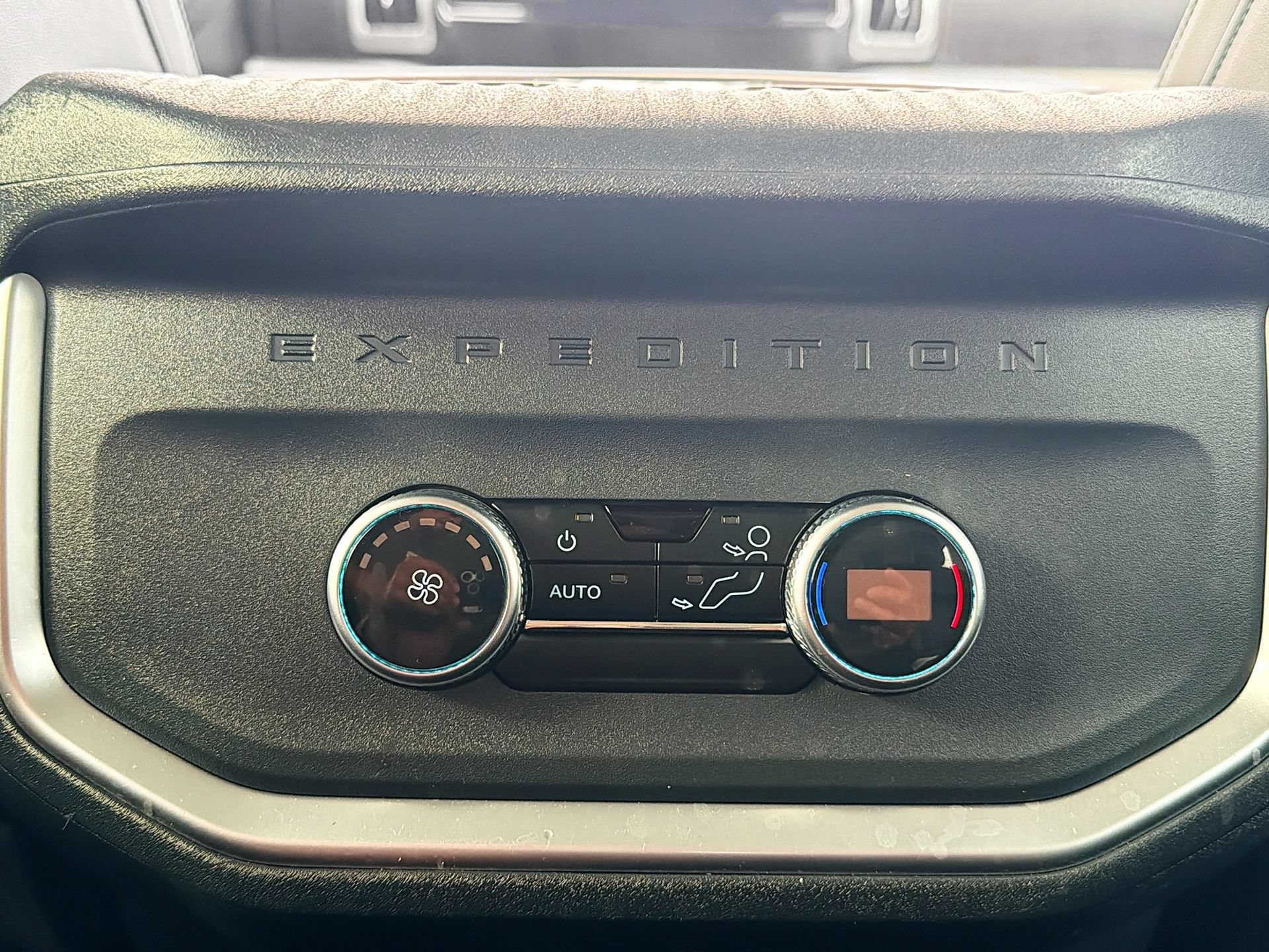 Certified 2025 Ford Expedition Active AWD/4WD image 32