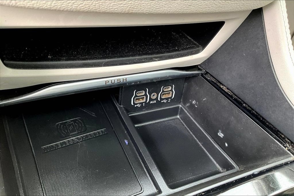 Used 2022 Chrysler Pacifica Limited AWD/4WD image 18