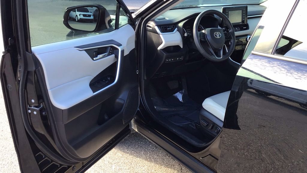 Used 2022 Toyota RAV4 XLE Premium image 18