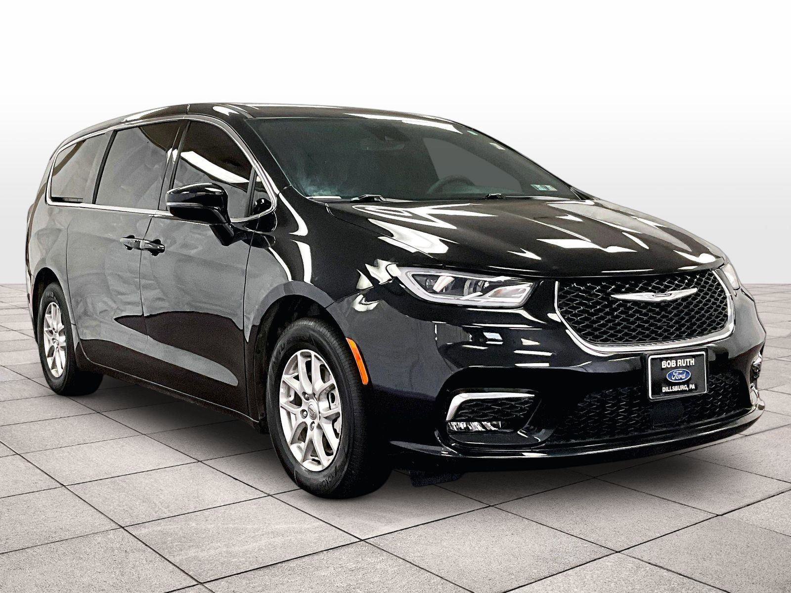 Used 2025 Chrysler Pacifica Select image 2