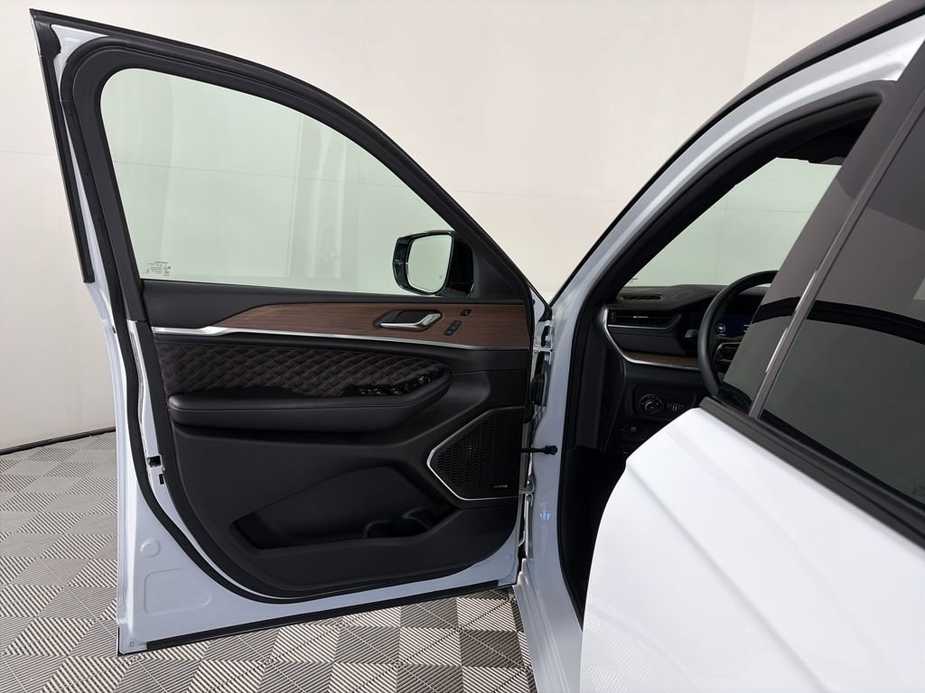 Used 2024 Jeep Grand Cherokee Summit image 10
