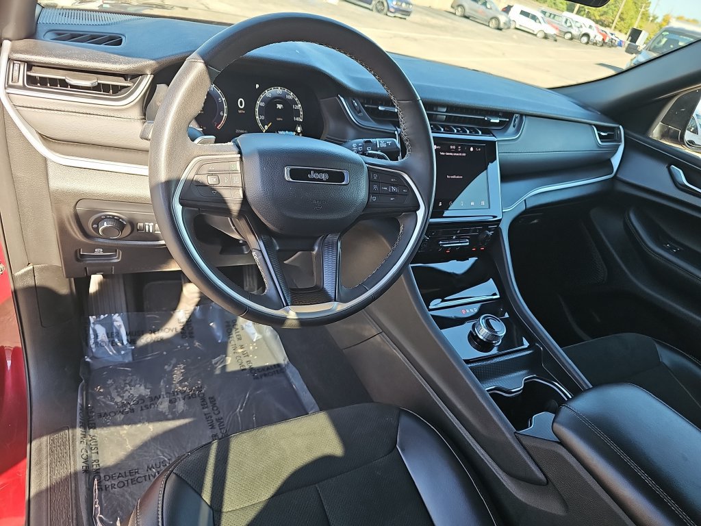 Used 2025 Jeep Grand Cherokee Altitude AWD/4WD image 16