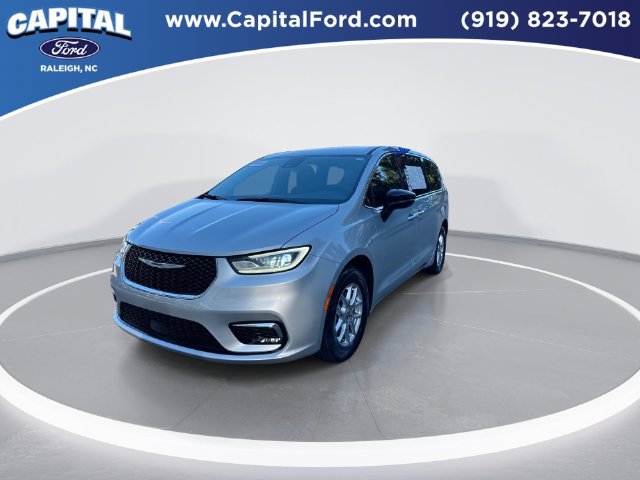 Used 2024 Chrysler Pacifica Touring-L FWD image 4