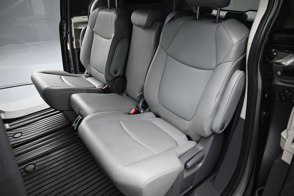 Used 2021 Toyota Sienna XLE FWD image 21