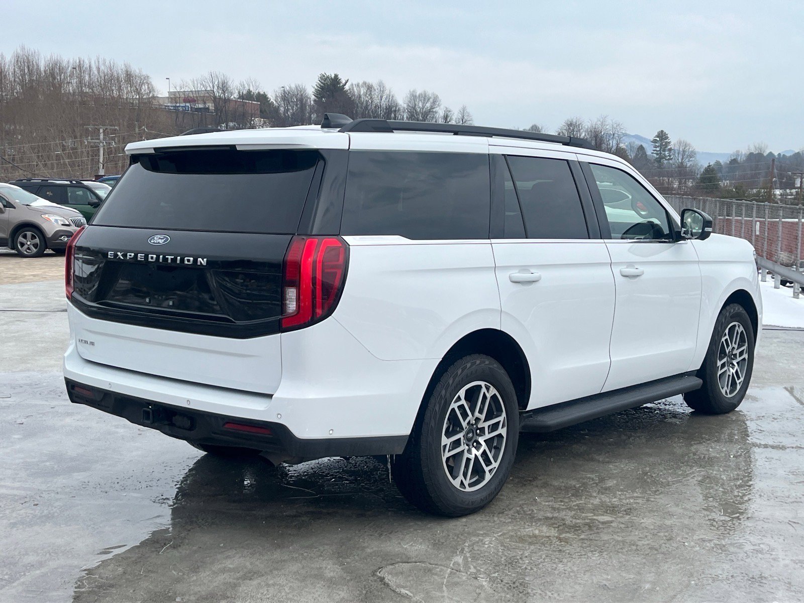 Certified 2025 Ford Expedition Active image 3